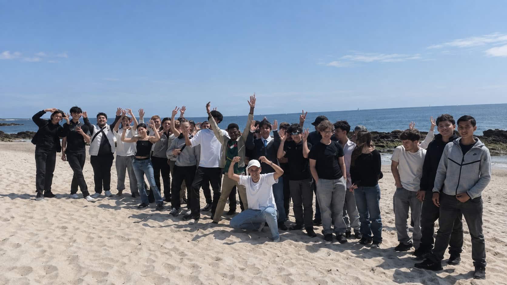 Groupe de jeunes de la MFR du Moulin de la Planche lors d’une sortie sur la plage