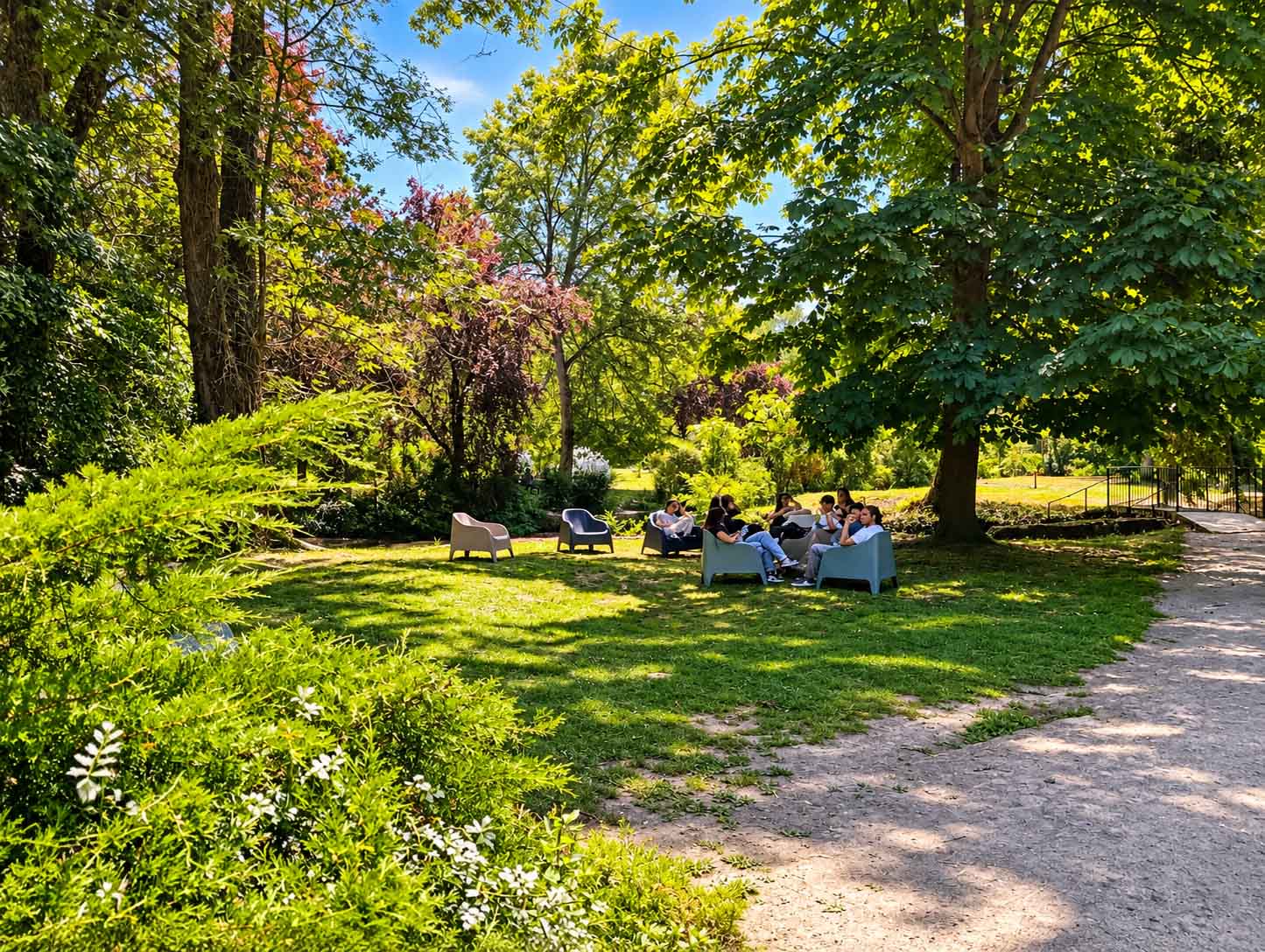 Jeunes installés dans le parc de la MFR du Moulin de la Planche