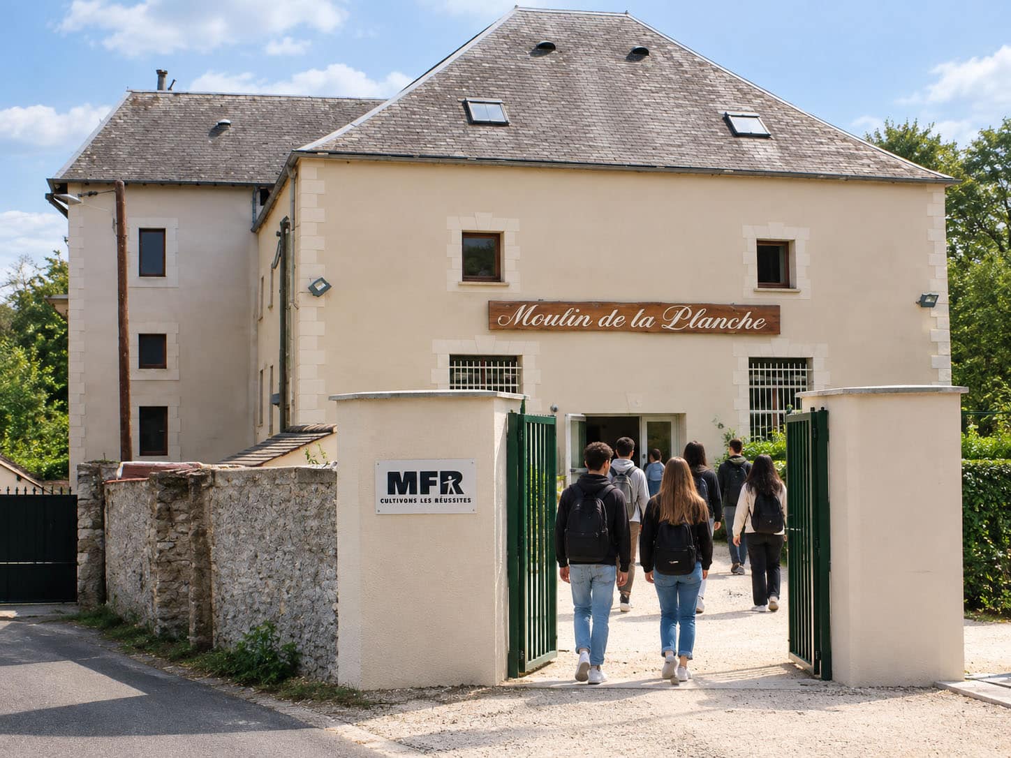 Jeunes devant l’entrée de la MFR du Moulin de la Planche à Ormoy-la-Rivière
