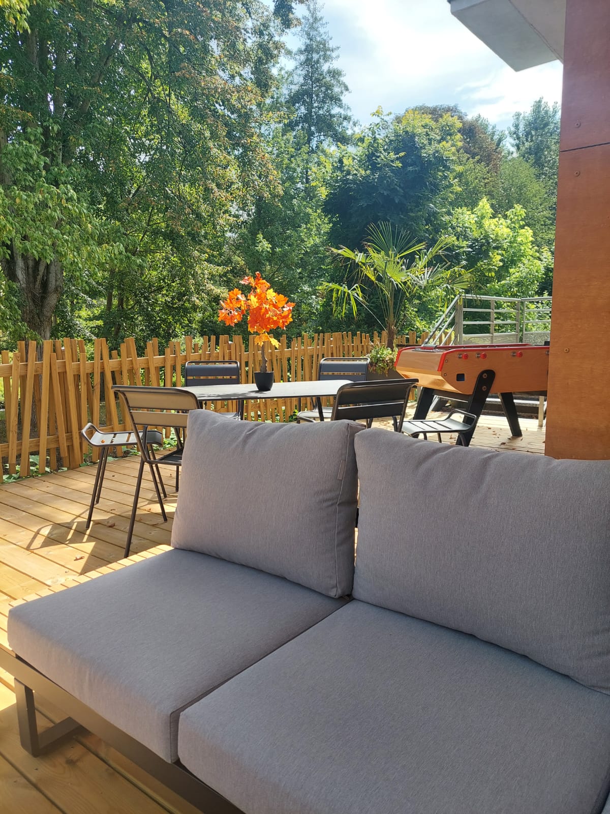salon de jardin et babyfoot pour se reposer