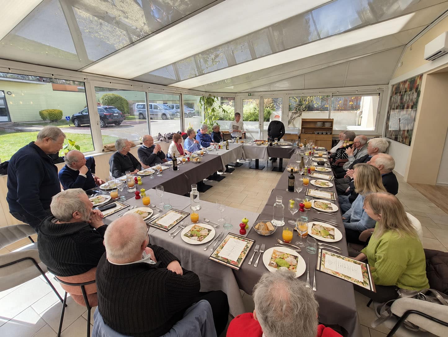 Convives réunis autour d’un repas au restaurant pédagogique de la MFR du Moulin de la Planche