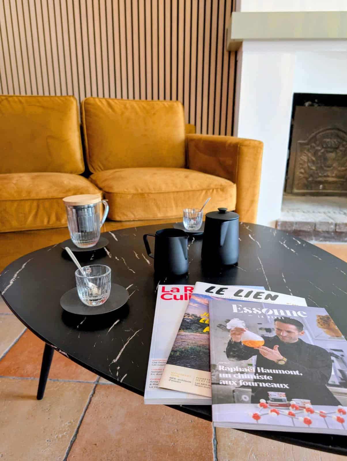 Coin salon avec fauteuil et table basse au restaurant pédagogique du Moulin de la Planche
