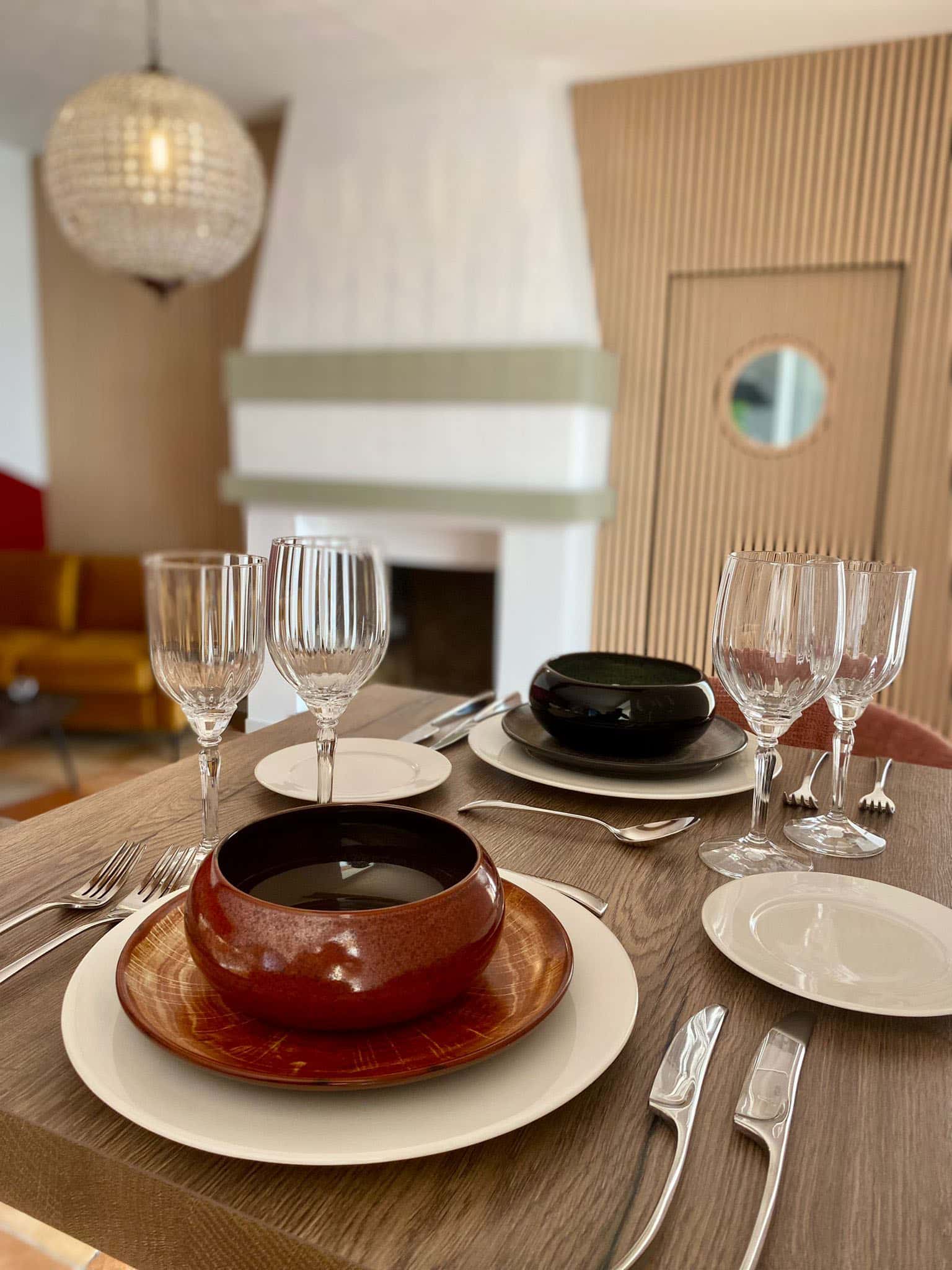 Table dressée avec assiettes, verres et couverts au restaurant pédagogique du Moulin de la Planche
