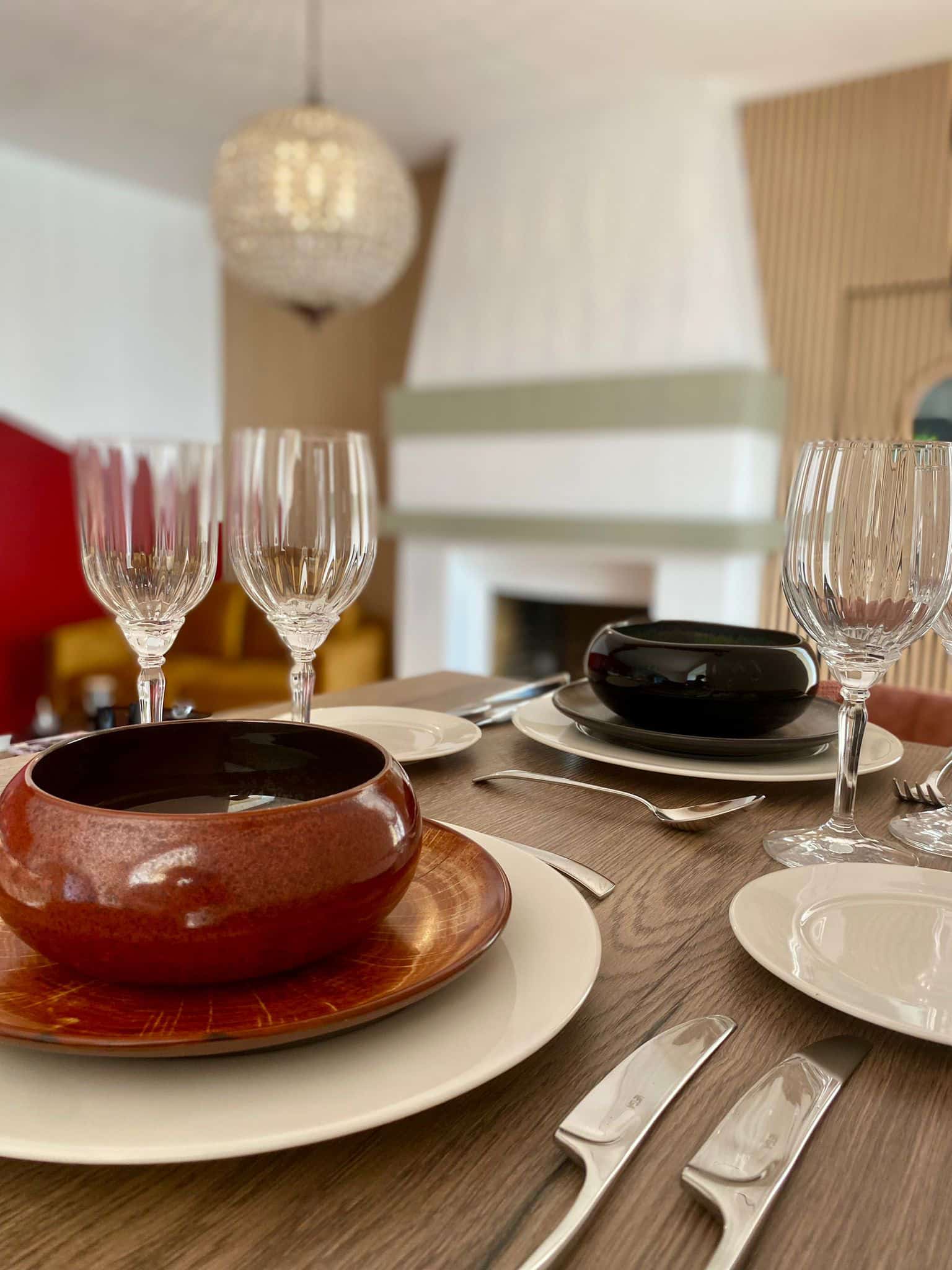 Assiette, verres et couverts disposés sur une table du restaurant pédagogique