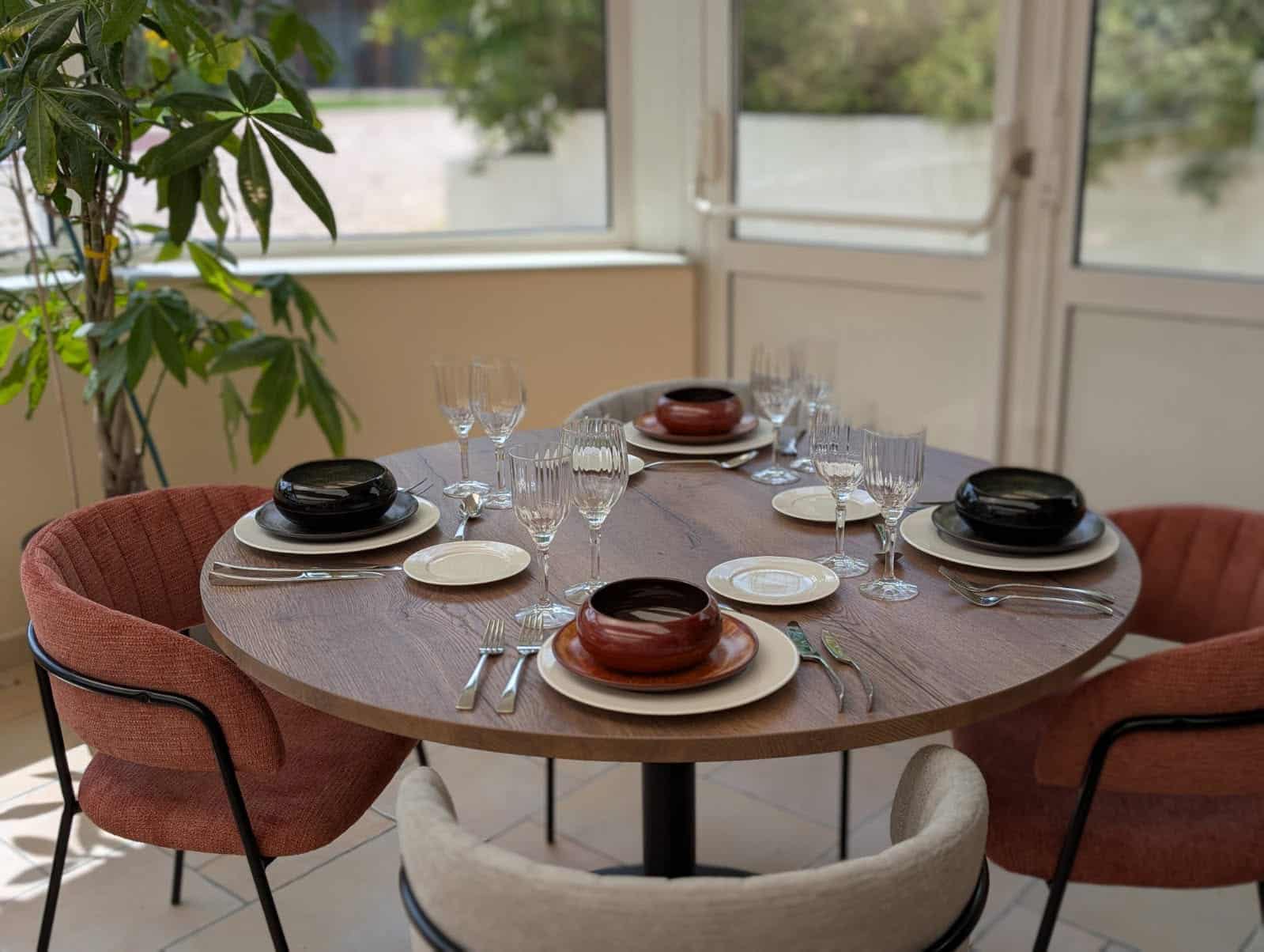 Table ronde dressée dans la salle du restaurant pédagogique du Moulin de la Planche